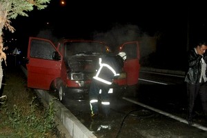 Seyir halindeki minibüs alev aldı