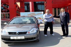 Alışveriş Şenliği talihlisi, otomobilini aldı
