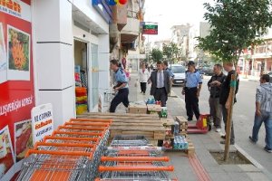 Zabıta, Gemlik'te kaldırım işgal eden esnafa ceza yağdırdı