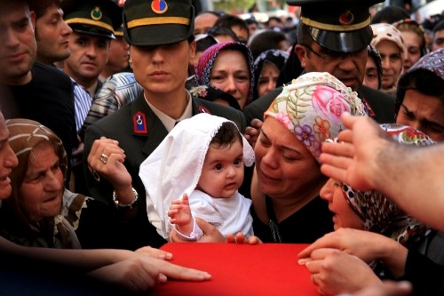 Şehidi baba evinden 6 aylık kızı uğurladı