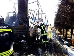 Mobilya yüklü TIR alev alev yandı