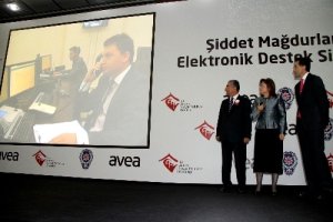 Kadına şiddete karşı hazırlanan panik butonları dağıtıldı