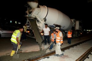 Bursa'da tramvay inşaatı çalışmaları bayramda da devam ediliyor.