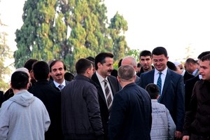 Bakan Çelik, çocuklara harçlık dağıttı.