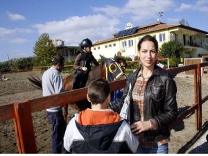 Otistik çocuklar için uygulanan atlı tedavi yöntemi yaygınlaşıyor.