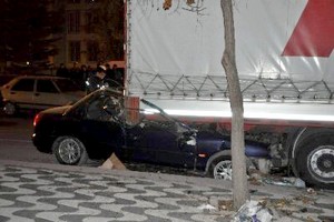 Alkollü sürücünün aracı TIR'ın altına girdi: 2 ölü