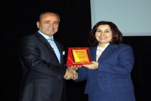 Emniyet Müdürü Kahya, öğretmen olan eşine plaket verdi