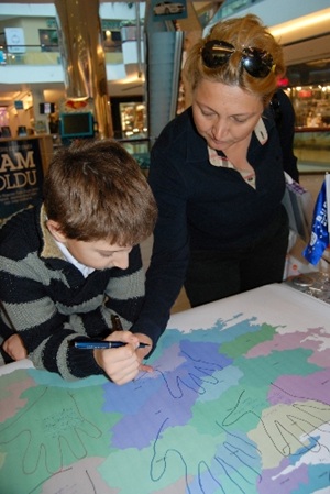 Kadınlar, şiddete karşı 'el izi' bıraktı