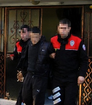 Hırsızlık için girdikleri evde suç üstü yakalandılar