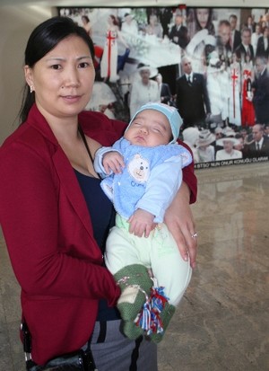 Moğol kadın ekonomi forumuna 2 aylık bebeğiyle katıldı