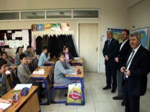 Hayırsever işadamı, yaptırdığı okulun ihtiyaçlarını da karşılıyor