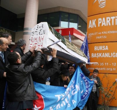 Bursa'da memurlar, AK Parti il binası önüne tabut bıraktı