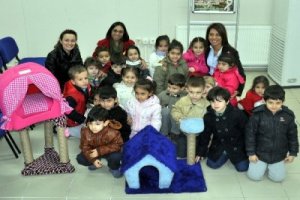 Anaokulu öğrencileri kediler için kermes düzenledi