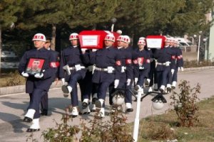 Şehit iki askerin cenazeleri memleketlerine uğurlandı