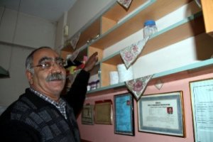 Kahvecinin çay tepsisini çaldılar