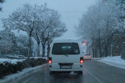 Bursa’da yoğun kar yağışı, hayatı olumsuz yönde etkiliyor.