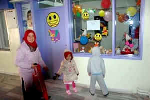 Simav Devlet Hastanesi'nden çocuklara moral terapisi