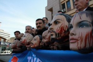 Öğretmenlerden Milli Eğitim Müdürlüğü önünde kanlı kelle eylemi