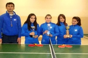 Liseli Pınar ve Hatice kardeşleri masa tenisinde kimse yenemiyor