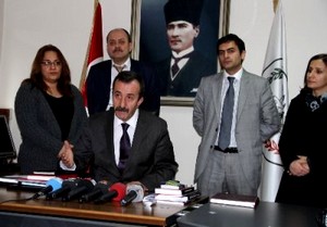 Bursa Barosu Başkanı Av. Ekrem Demiröz, avukatların yanındayız.