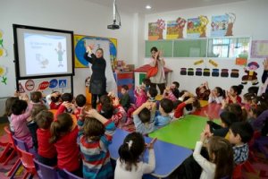 El yıkama eğitimleri devam ediyor.