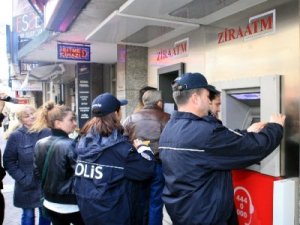 Polis dolandırıcılara karşı ATM’lere uyarı çıkartmaları yapıştırdı