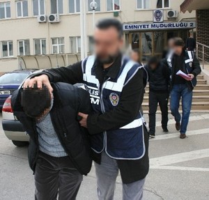 Uyuşturucu için halının altına gizli bölme yapmış