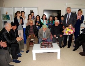 Asırlık dedeye doğum günü partisi