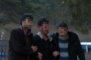 Annesini döven dayısını öldürdü