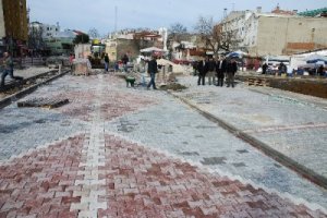 Gemlik'te şehir meydanı yenileniyor
