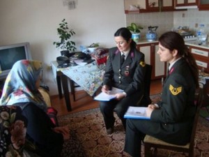 Aile içi şiddet gören kadınlara jandarma sahip çıktı