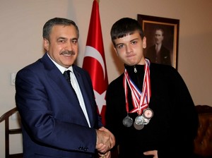 Bakan Eroğlu, dünya şampiyonu hemşehrilerini kabul etti