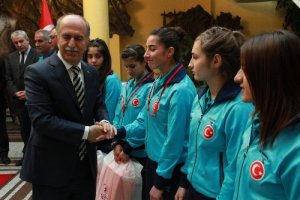 Şampiyon kızlara ödül