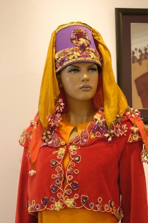 UÜ’de 'Geçmişten Günümüze Kadın Başlıkları' sergisi