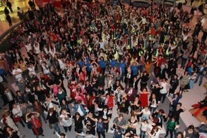 Bursalı kadınlar, kadına karşı şiddeti toplu dansla protesto etti