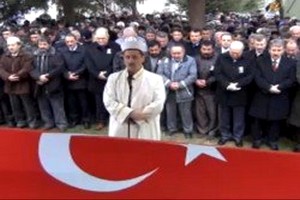 Genç polis, toprağa verildi