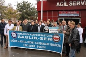 Sağlık-Sen Eskişehir Şubesi üyeleri doktora şiddeti protesto etti.