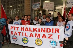 PTT çalışanları iş bıraktı, kurum önünde halay çekti