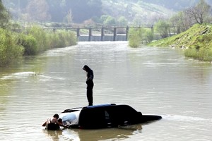 ‘Kestirmeden geçeyim’ derken cipiyle dere ortasında mahsur kaldı