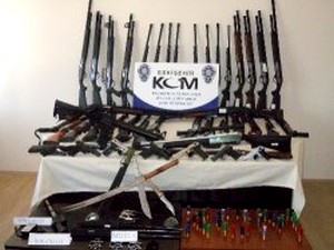 Eskişehir'de şok cihazlı silah çetesi çökertildi