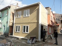 Engelli çocuk ve annesi yeni eve kavuştu