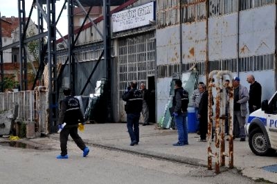 Savaş Aygün, işyerinde üç kişi tarafından göğüs kısmından bıçaklandı.