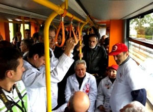 İş bırakan doktorlar, kanlı önlüklerle metroya binip şiddete dikkat çekti