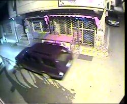 Elinde kazmayla geldi, 200 kiloluk kasayı çuvalla götürdü