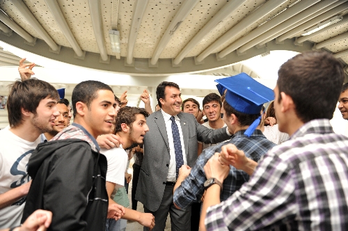 Bursa Atatürk Anadolu Lisesi öğrencileri, mezuniyetlerini kutladı.