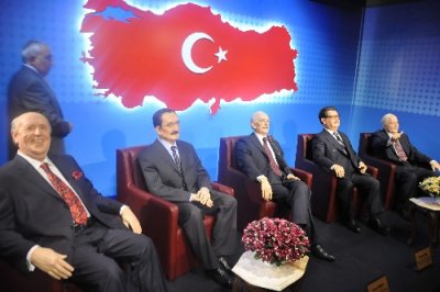 Büyükerşen’den Cumhurbaşkanı ve Başbakan’a heykel jesti