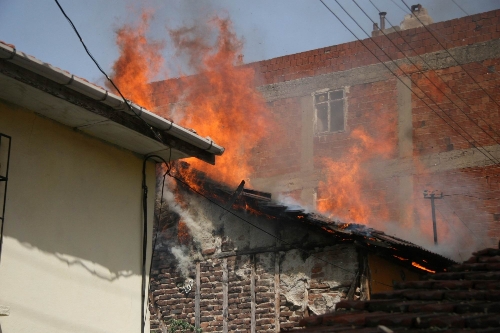 Metruk bina yangınında tinerci şüphesi