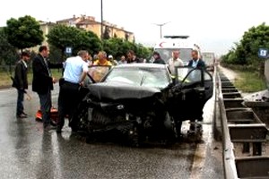 Otomobil bariyerlere çarptı: Aynı aileden 3'ü ağır 5 yaralı