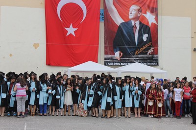 Öğrenciler karnelerini aldı