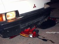 Motosiklet minibüsün altında kaldı